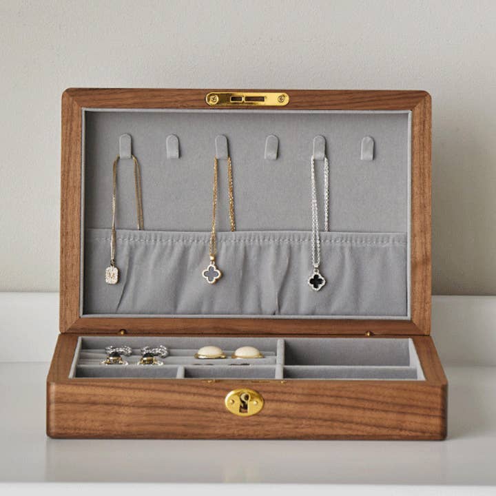 Boîte à bijoux en noyer sur mesure – Bois massif gravé personnalisé et autres tendances Résultats pour bijoux luxe africain en vente B2B. Retours gratuits et paiement à 60 jours sur Faire sur Faire.