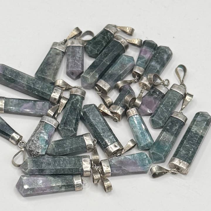 COLGANTES DE RUBÍ ZOISITA CON PLATA DE LEY para venta al por mayor de Metaphysical & Healing Crystals