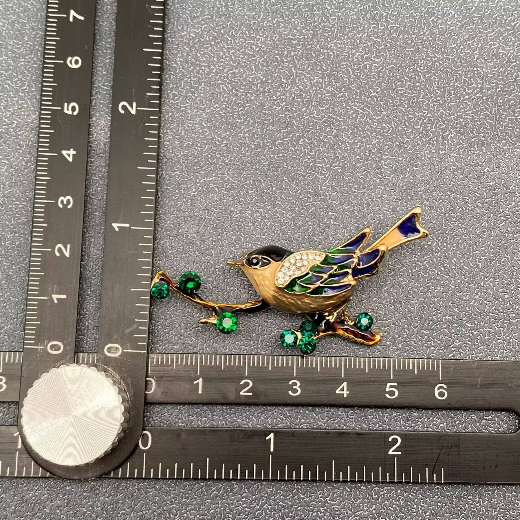 Mio Queena - Vendita all'ingrosso Spille - Spilla in smalto con gazza in piedi su un ramo3