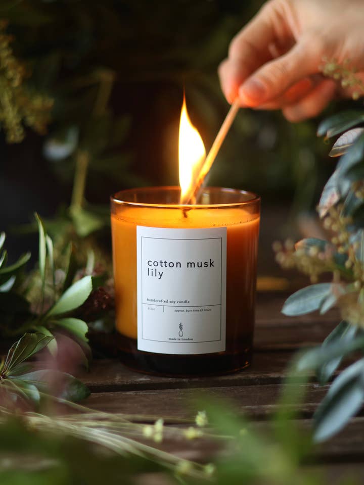 Cotton Musk & Lily Large Soy Candle for wholesale by Den Perfect