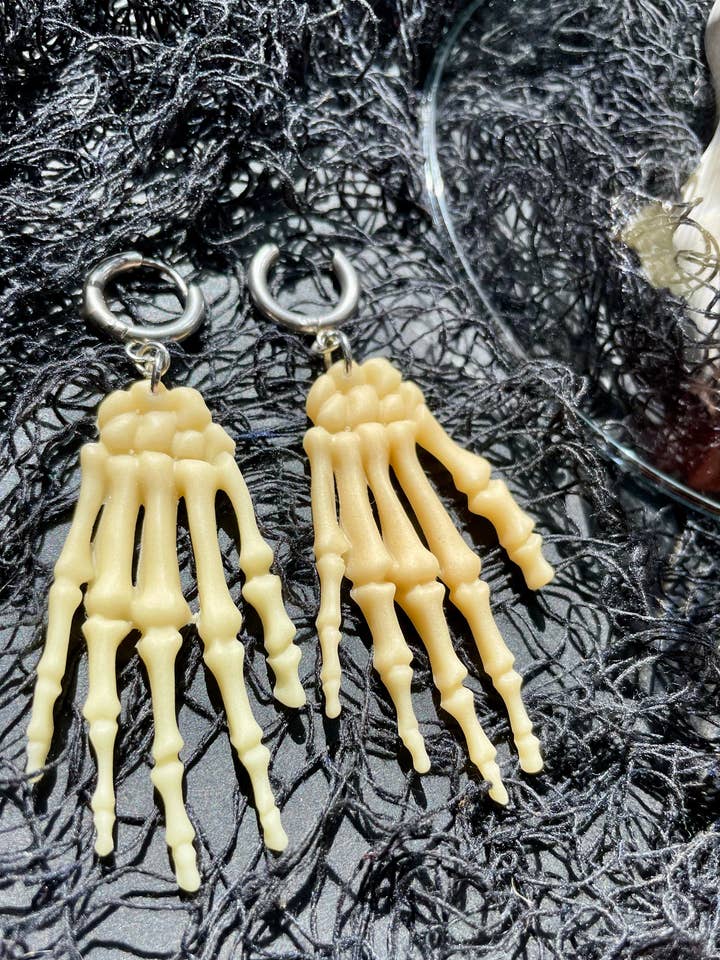 Glow in the dark Skeleton Huggie hoepeloorbellen voor wholesale door She makes clay