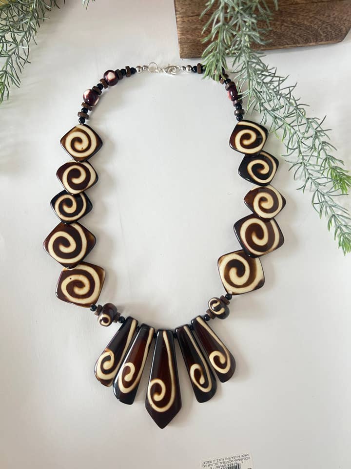 Collier Déclaration Tourbillon Tribal Fait Main pour la vente par ANJI