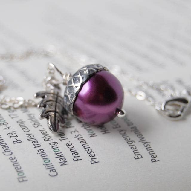 Enchanted Leaves - Vente Colliers à pendentif - Collier gland de perle en argent et prune de 18 po0