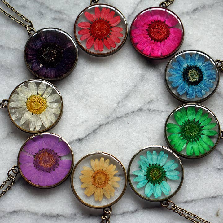 Collana con ciondolo a forma di crisantemo, bronzo antico per la vendita all'ingrosso da parte di The Pretty Pickle