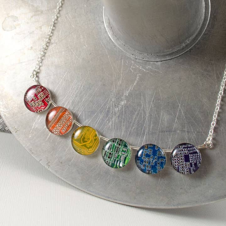 Große Rainbow Statement-Halskette für den Großhandel von Circuit Breaker Labs