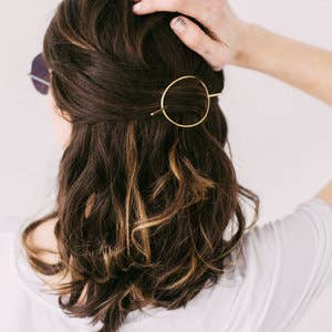 Épingle à cheveux en laiton Orbital Circle & Bar pour cheveux épais et bouclés pour la vente par Favor Jewelry
