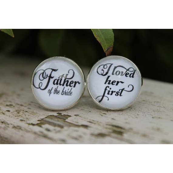 Gemelli con scritta «I loved her first» per la vendita all'ingrosso da parte di Over the Moon Bridal