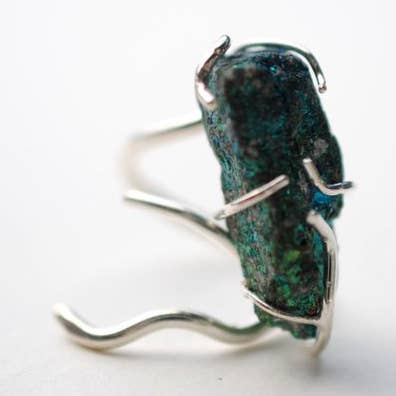 Bague Racines en Argent Vigne avec minerai de paon pour la vente par LettersToSarah Metalsmithing