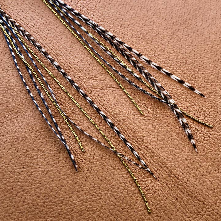 ASTALI - Vente Boucles d'oreilles pendantes - Mini-boucles d'oreilles en plumes - Grizzly/doré, boucles d'oreilles Boho Western