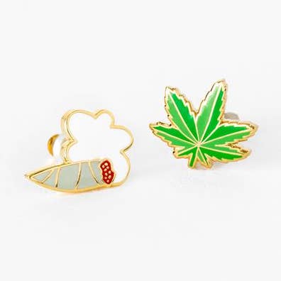 Orecchini Cannabis - Piccoli Orecchini a Bottone Dorati 420 per la vendita all'ingrosso da parte di Yellow Owl Workshop