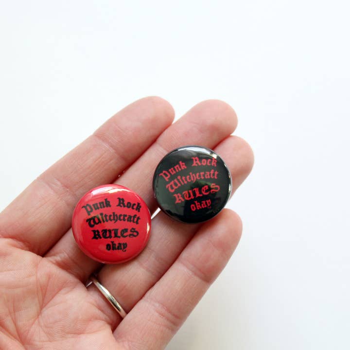 Midge Blitz - Vente Épinglettes/boutons - Bouton de sorcellerie Punk Rock Rouge ou Noir