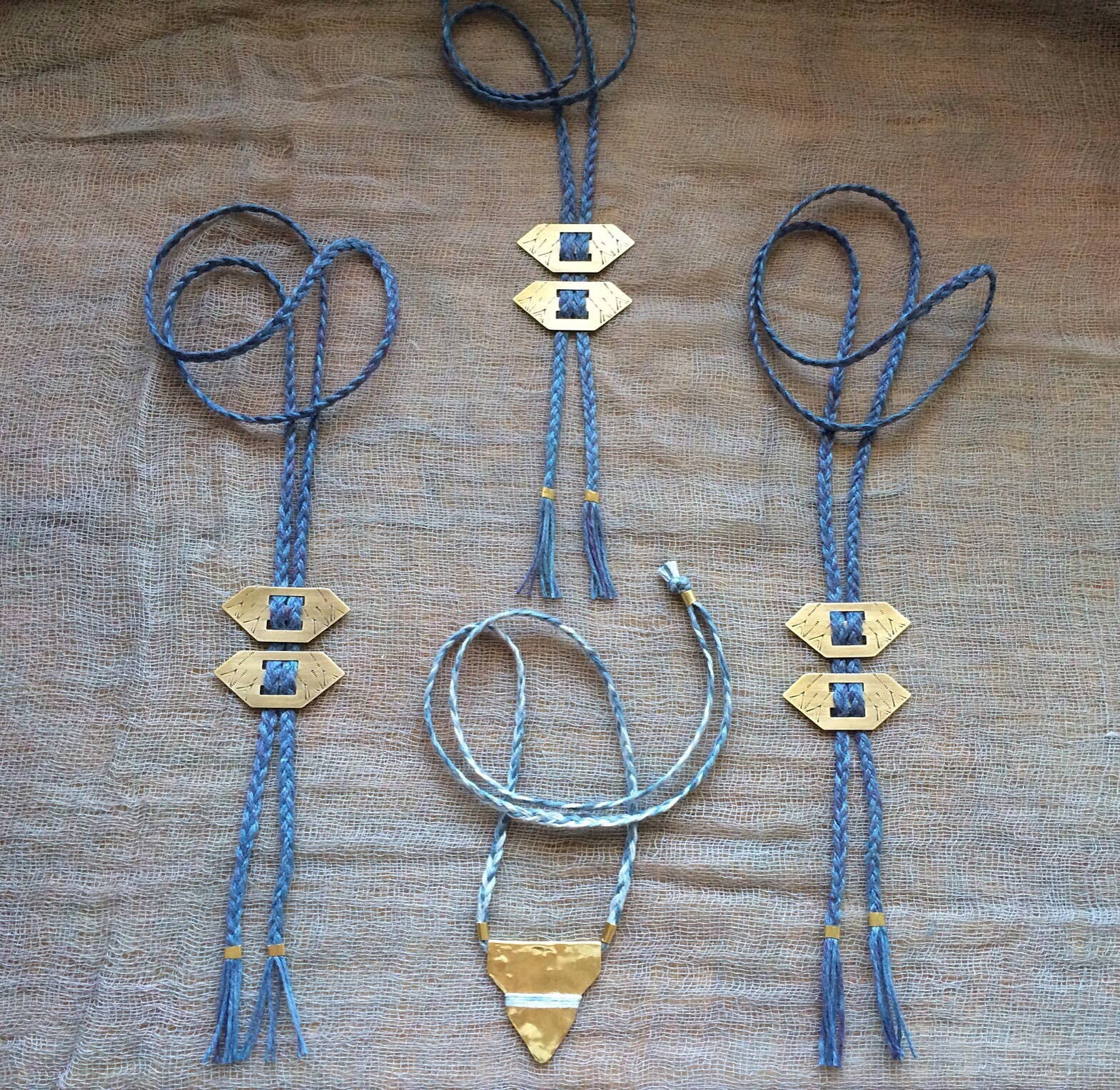 LUNASOL – Großhandel Kette mit Anhänger/Charm – Bolo-Halskette aus gestempeltem Messing auf handgefärbter Leinenkordel2