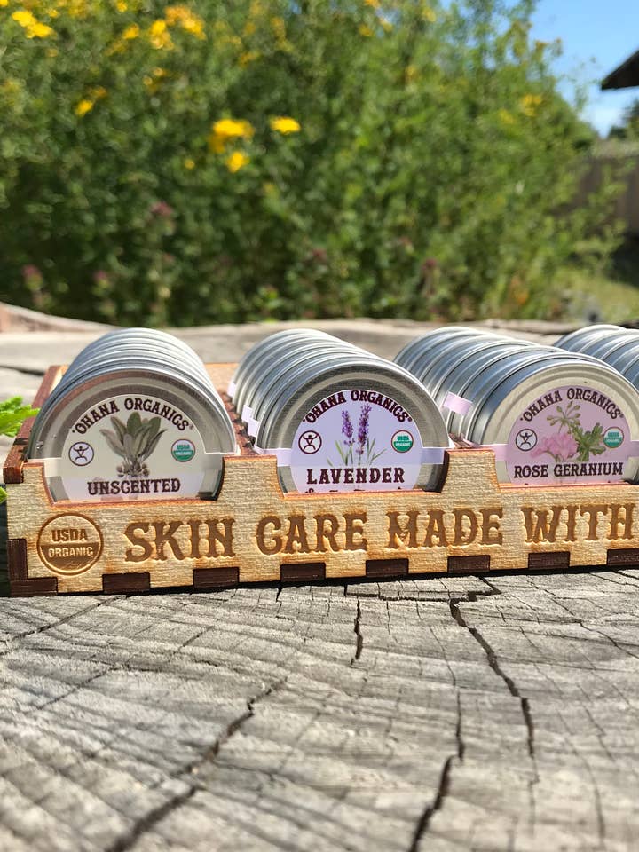 El expositor de madera tiene capacidad para 20 latas (.5 oz) para venta al por mayor de 'Ohana Organics