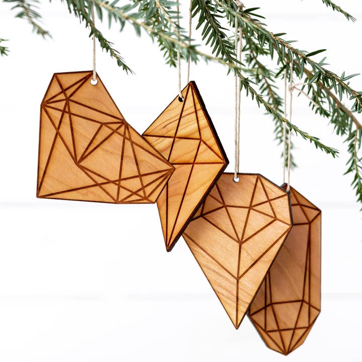 Gladfolk – Engroshandel Julepyntsæt – Sæt med 4 Gemstone Wooden Julepynt