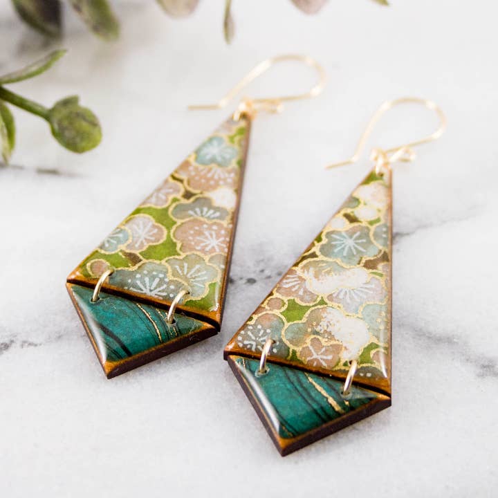 Japanische Ohrhänger in Doppel-Dreieck-Form mit grünem Blumenmuster für den Großhandel von No Man's Land