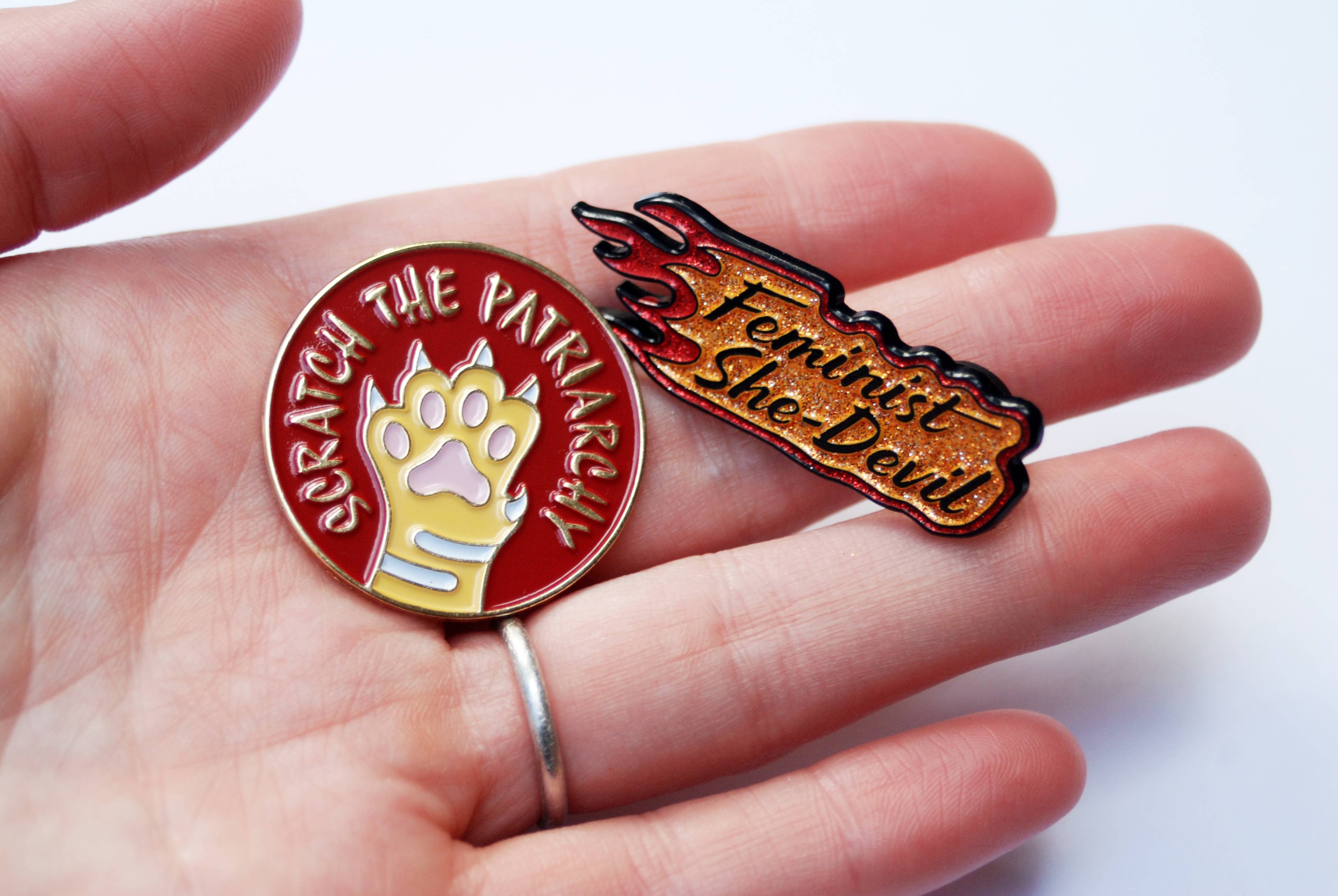 Bang-Up Betty - Vente Épinglettes/boutons - Scratch the Patriarcat Épingle en émail3