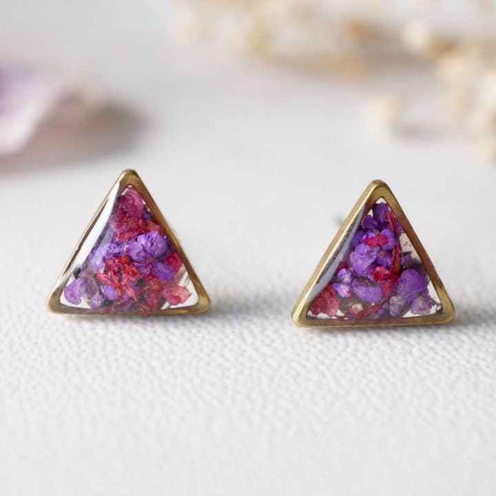 Driehoek echte geperste bloemen en oorknopjes van hars - gouden frame voor wholesale door Ann + Joy