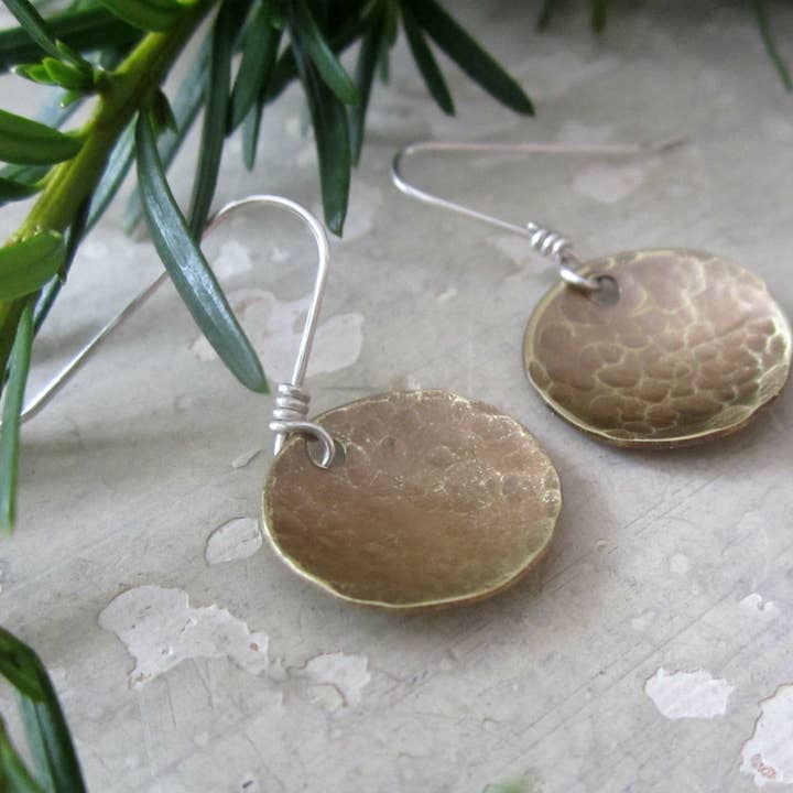 Petites boucles d'oreilles disque en laiton brut martelé pour la vente par Contempo Jewelry
