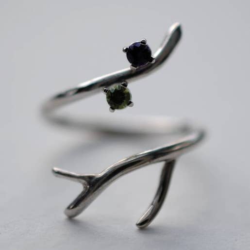 Bague Racines Rhodium Branche extérieure avec péridot et amythest pour la vente par LettersToSarah Metalsmithing