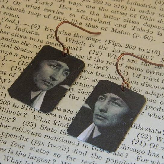 Georgien O'keefe øreringe portræt for engroshandel hos Sarah Wood Studio