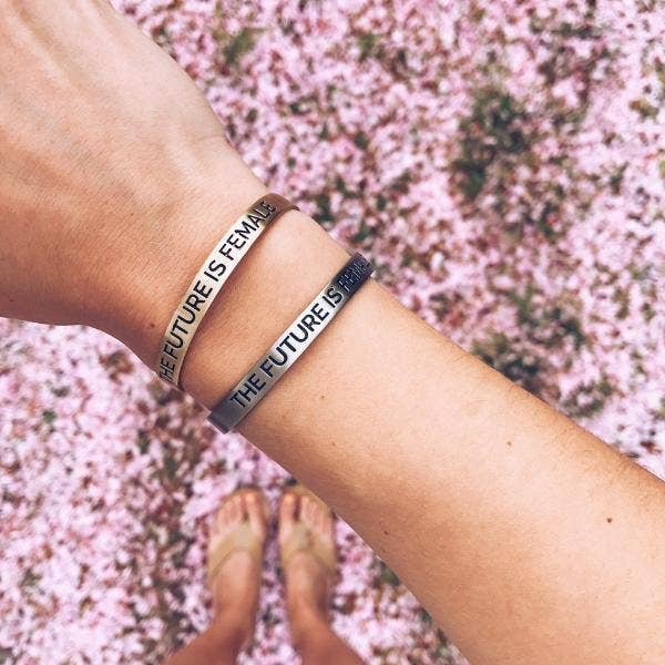 Bird + Stone – Großhandel Manschettenarmband – Die Zukunft ist weibliche Manschette (Gold)2