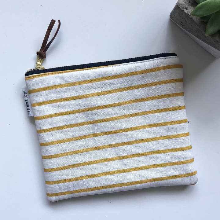 Bolsa sencilla con cremallera en mostaza y rayas blancas para venta al por mayor de September Skye Bags & Accessories