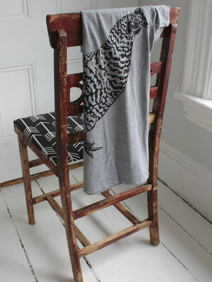 Hearth and Harrow – Großhandel T-Shirt mit Siebdruck – Damen – Bio Chicken T-Shirt für Damen, schwarze Tinte auf Grau2