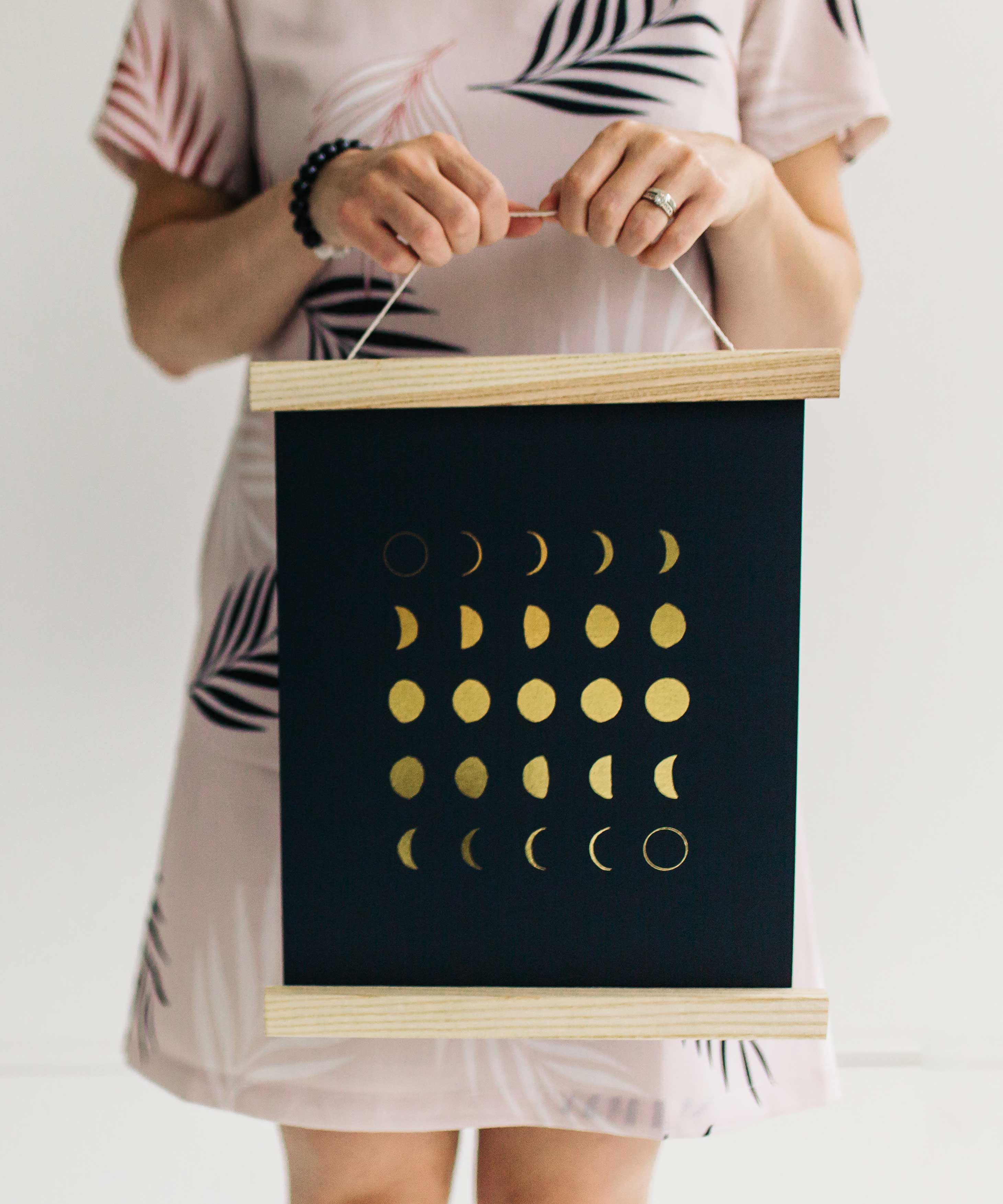 Swell Made Co. – Engroshandel Kunsttryk – Månen Faser Guldfolie Art Print (sort)1