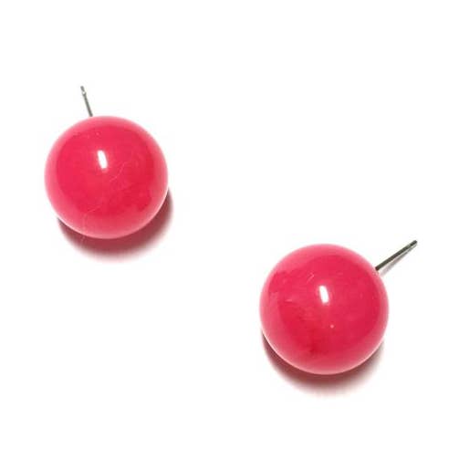 Boucles d'oreilles à tige en forme de boule de Lucite Marbré Fushia pour la vente par Leetie Lovendale