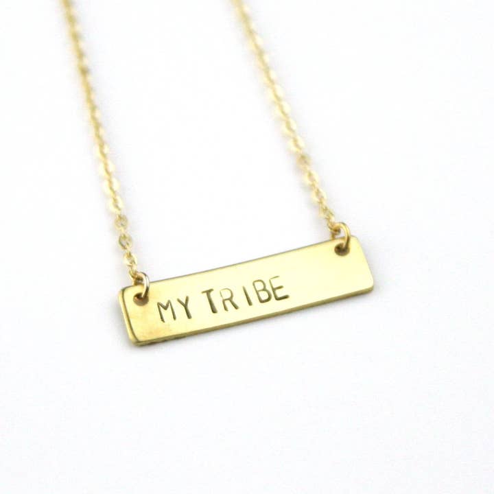 Collana con barra in ottone grezzo stampata a mano My Tribe per la vendita all'ingrosso da parte di Peachtree Lane Co.