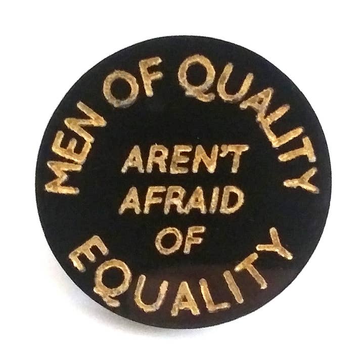 Studio Smalls - Venta al por mayor Botón/prendedor - Los hombres de calidad no temen a la igualdad - Pin cortado con láser0