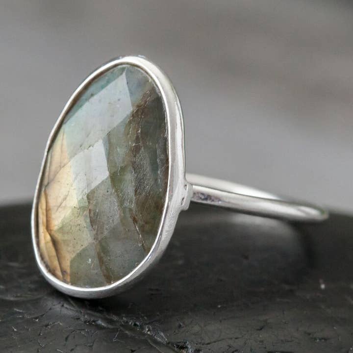 Bague en argent sterling avec pierre facettée pour la vente par Baizaar