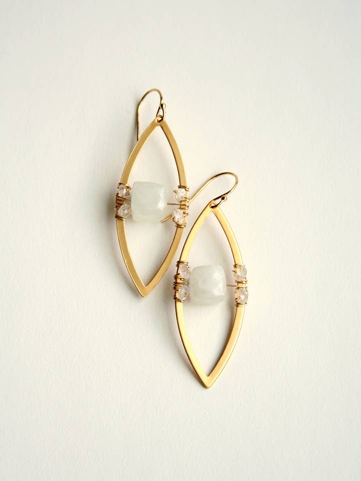Boucles d'oreilles en pierre de lune | Boucles d'oreilles pendantes pour la vente par Laura Stark Designs
