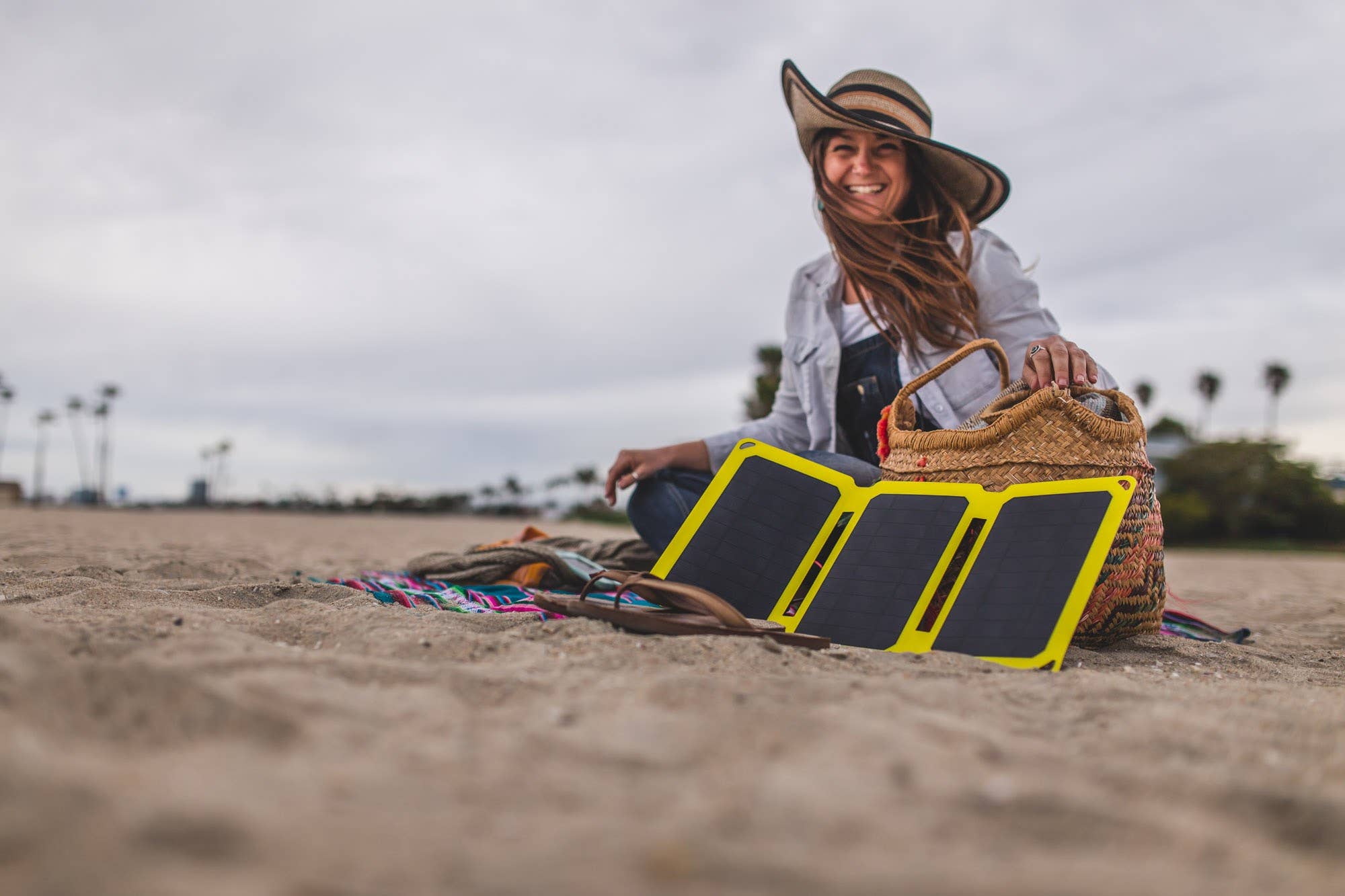 SunJack – Carregador portátil por atacado – Carregador de painel solar portátil SunJack 15W+10k mAh Powerbank5