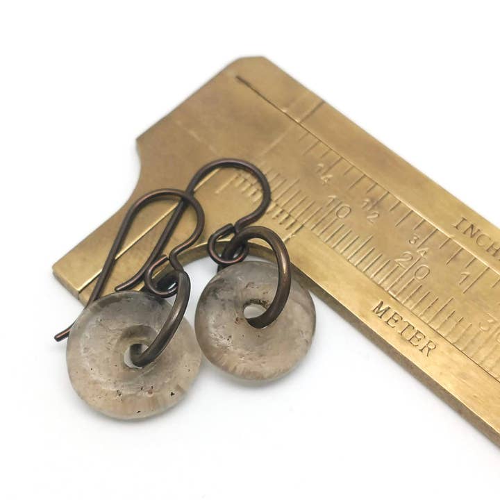 Krobo Ohrringe aus recyceltem Glas und Niobium #KBELtGray für den Großhandel von Soasa Designs