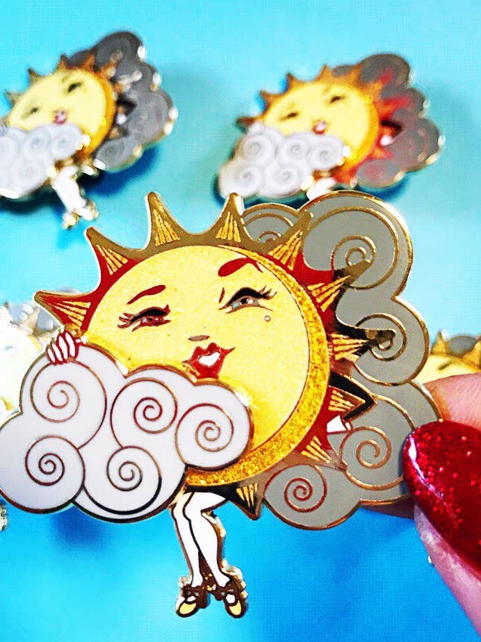 Sun Teaser, épingle coulissante en émail dur avec paillettes pour la vente par Kitschy Delish