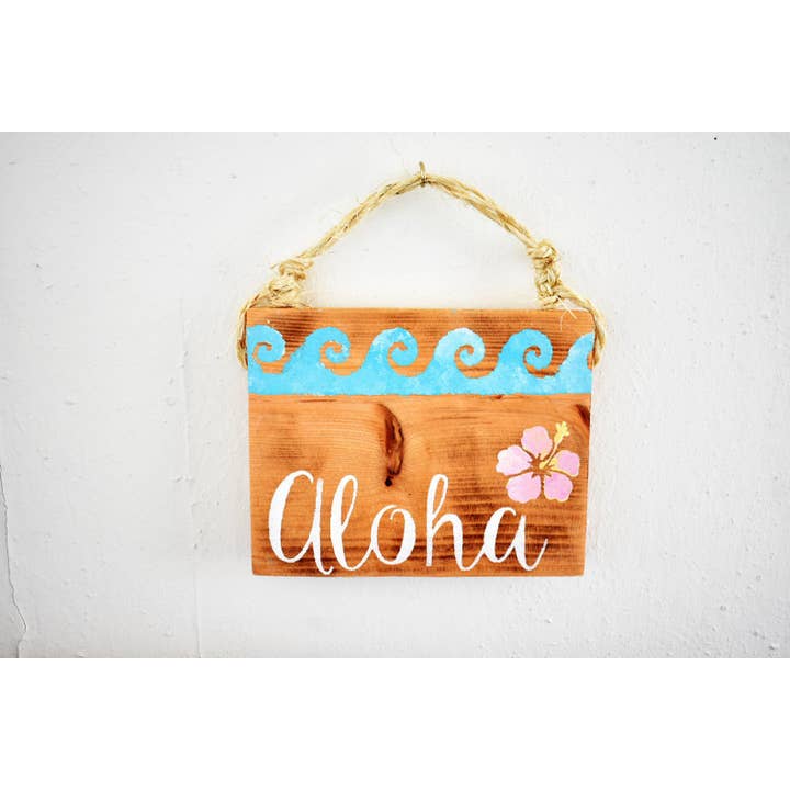 Insegna da parete in legno Aloha con design a onda e ibisco fatta a mano Hawaii per la vendita all'ingrosso da parte di Mahalo Market