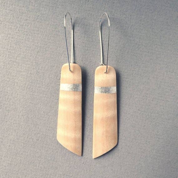 Boucles d'oreilles rayées en bois de sycomore et argent véritable pour la vente par Kohli Kraft