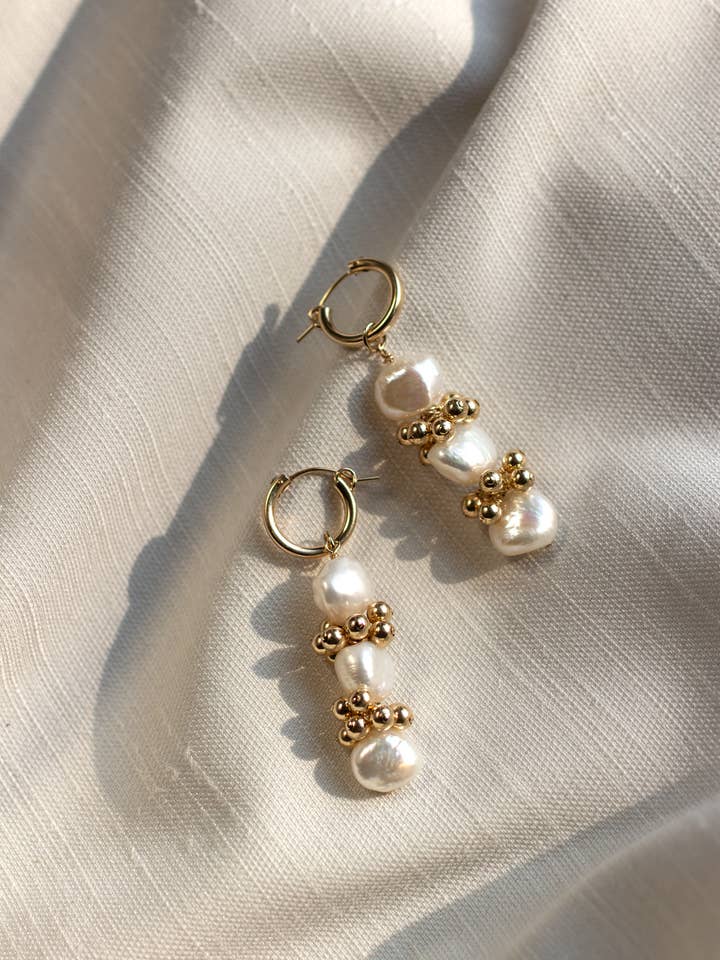 Ögla Mini Hoop-örhängen för wholesale av Christine Elizabeth Jewelry