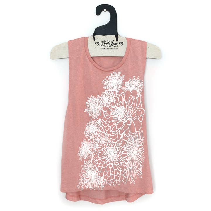 Débardeur musculaire rose ou blush Tri Blend avec chrysanthèmes pour la vente par Mad Love Shop