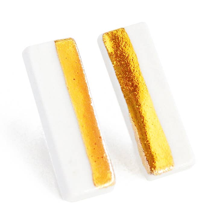 Orecchini a barra a strisce dorate verticali per la vendita all'ingrosso da parte di Jenna Vanden Brink Ceramics