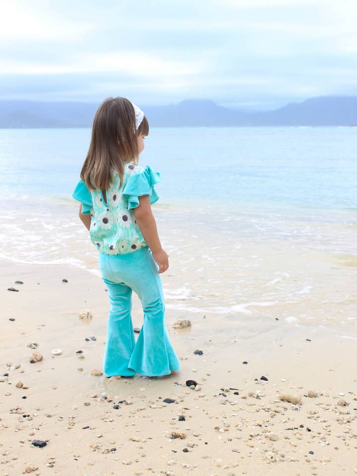 Combinaison en forme de cloche de fleurs sauvages pour la vente par Kapri Couture Bohemian