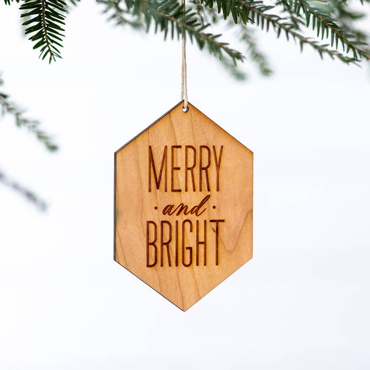 Glædelig og lyse indgraveret træ julepynt for engroshandel hos Gladfolk