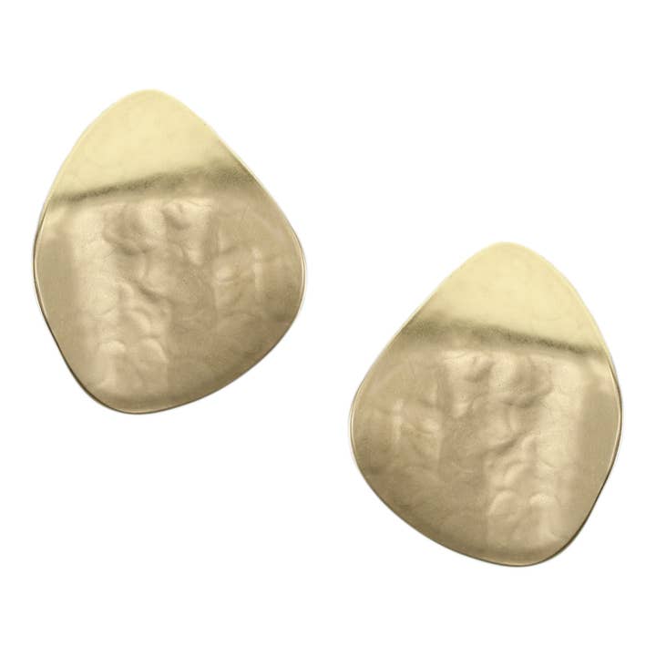 Grote oorbel met gehamerd bloemblaadje voor wholesale door Marjorie Baer