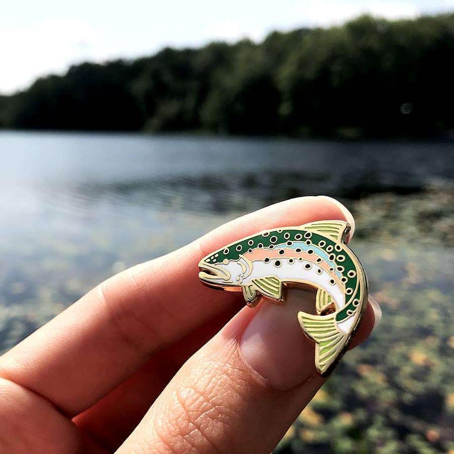 Wildship Studio – Alfinete/botão de lapela por atacado – Pin de Esmalte Truta Arco-Íris3