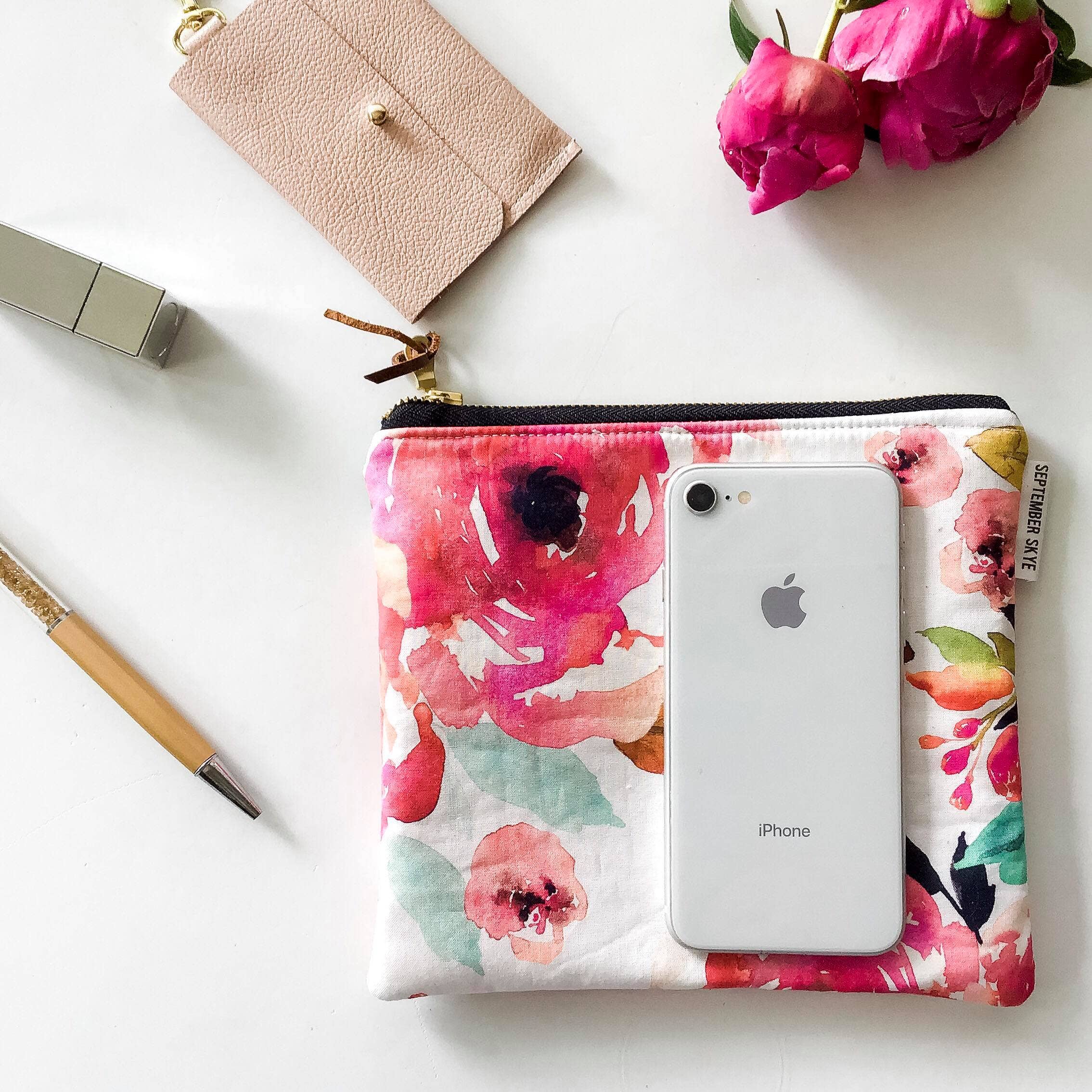 September Skye Bags & Accessories - Wholesale Handtasje - Dames - Eenvoudig zakje met ritssluiting in grijze bloemen3