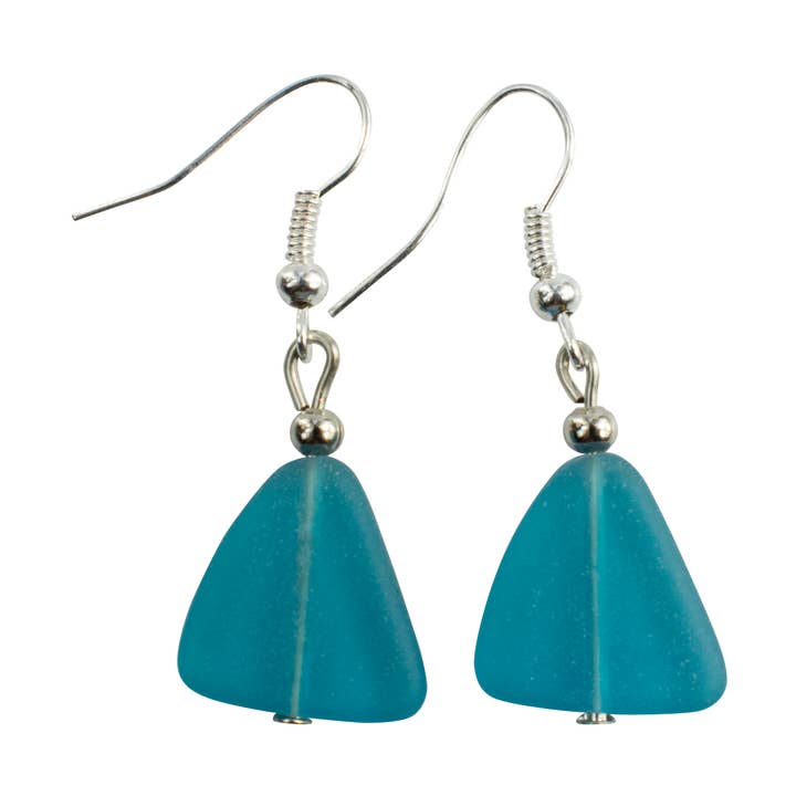 Boucles d'oreilles plates à galets en verre de mer pour la vente par Snazzy and Co