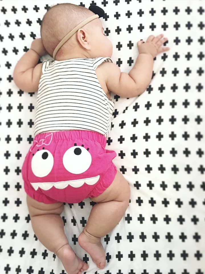 Pink Monster Baby Bloomers et couvre-couches pour la vente par Doodle Pants
