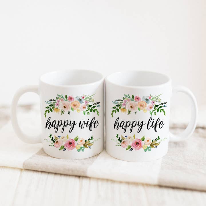 Happy Wife Happy Life Mug en céramique pour la vente par Promenade Field