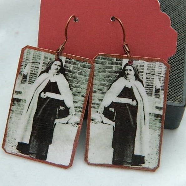 Brincos Saint Therese por atacado de Sarah Wood Studio